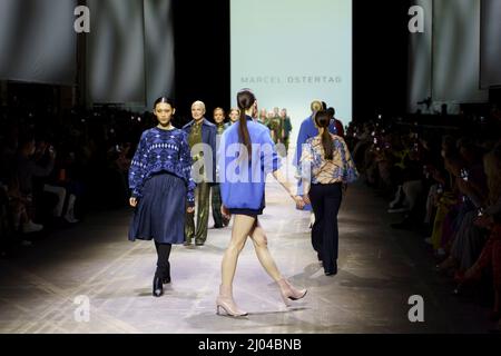 Berlin, Berlin, Deutschland. 15. März 2022. Marcel Ostertag Fashion Show während der Berlin Fashion Week Herbst/Winter 2022. (Bild: © Beata Siewicz/Pacific Press via ZUMA Press Wire) Stockfoto