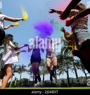 Indische junge Frauen spielen vor dem Holi-Festival mit Farben. Das Fest der Farbe Holi markiert den Beginn der Frühjahrssaison und wird am 18.. März im ganzen Land gefeiert. (Foto von Sanjeev Gupta / SOPA Images/Sipa USA) Stockfoto