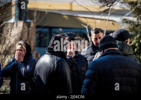 Lviv, Ukraine. 15. März 2022. Angehörige der Familien trauern während des Trauerdienstes in Lemberg um ihren Verlust. Trauerfeier für die Soldaten, die infolge eines russischen Beschusses im Militärlager Javoriv ihr Leben verloren haben. (Foto von Vincenzo Circosta/SOPA Images/Sipa USA) Quelle: SIPA USA/Alamy Live News Stockfoto