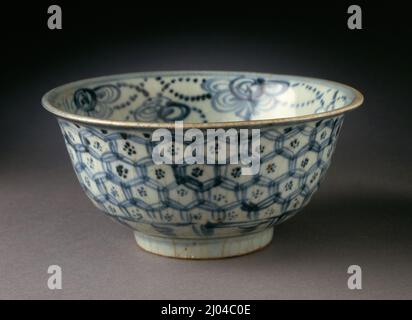 Schale (Wan) mit Blumen und Girlanden. China, Provinz Jiangxi, Jingdezhen, Chinesen, späte Ming-Dynastie, Ende 15.-Anfang 16. Jahrhundert. Einrichtung; Servicezubehör. Rad-geworfen Porzellan mit Unterglasur blau bemalt Dekoration und klare Glasur Stockfoto