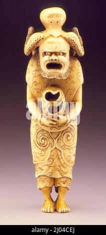 Begleiter von Ryūjin: Herrscher der Meere und Gezeiten. Miura Yoshinaga (Japan, aktiv Ende des 19.. Jahrhunderts). Japan, Ende des 19.. Jahrhunderts. Kostüme; Accessoires. Elfenbein mit Färbung, sumi Stockfoto