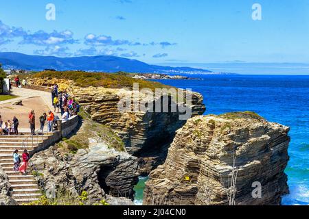 Playa de las Catedrales con formaciones rocosas en Ribadeo, Galicien Stockfoto