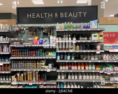 Gesundheit und Schönheit in Waitrose Rushden Northamptonshire UK Flaschen Hautpflege Haarbehandlung Designer Schönheitszeichen Kosmetik Gesundheit gesund Stockfoto