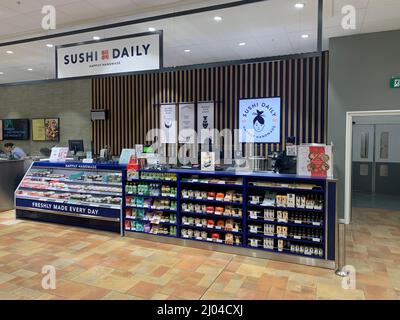 Sushi täglich in Waitrose Rushden Northamptonshire UK Bar Essen Essen Schränke Schränke Schränke Schrankmaske Topf Kochen Gefrierschrank Kühlschrank Kühlschränke Schilder des Personals Stockfoto