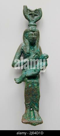 Figur von Isis Suckling her Son Horus. Ägypten, Spätperiode - ptolemäische Periode (664 - 30 v. Chr.). Skulptur. Bronze Stockfoto