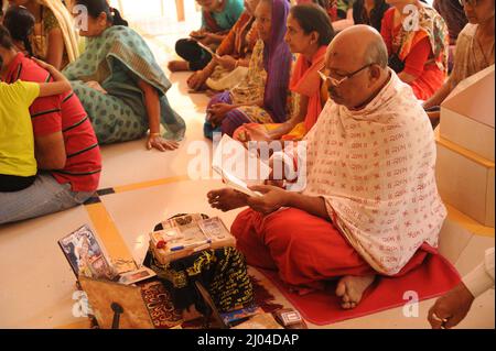 Bhurakhiya; Lathi; Amreli District; Gujarat; Indien - Okt. 07, 2017 - Hindu-Priester in bunten Kleidern lesen religiöse Bücher im Tempel Stockfoto