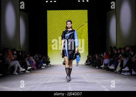 Berlin, Deutschland. 16. März 2022. Berlin Fashion Week: Models präsentieren Kreationen der Designerin Rebekka Ruetz im Kraftwerk Berlin. Quelle: Gerald Matzka/dpa/Alamy Live News Stockfoto