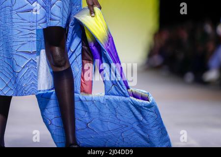 Berlin, Deutschland. 16. März 2022. Berlin Fashion Week: Models präsentieren Kreationen der Designerin Rebekka Ruetz im Kraftwerk Berlin. Quelle: Gerald Matzka/dpa/Alamy Live News Stockfoto