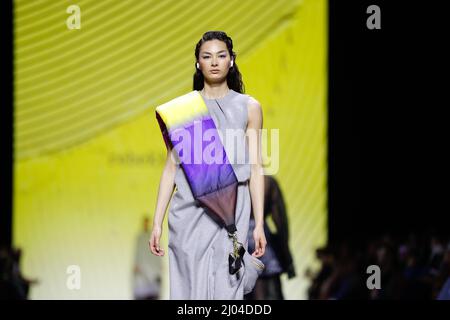 Berlin, Deutschland. 16. März 2022. Berlin Fashion Week: Models präsentieren Kreationen der Designerin Rebekka Ruetz im Kraftwerk Berlin. Quelle: Gerald Matzka/dpa/Alamy Live News Stockfoto