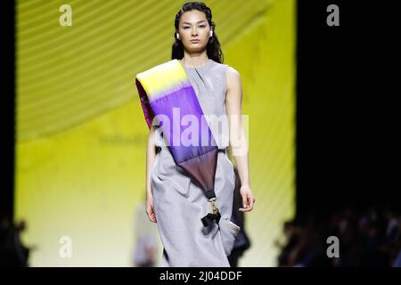 Berlin, Deutschland. 16. März 2022. Berlin Fashion Week: Models präsentieren Kreationen der Designerin Rebekka Ruetz im Kraftwerk Berlin. Quelle: Gerald Matzka/dpa/Alamy Live News Stockfoto