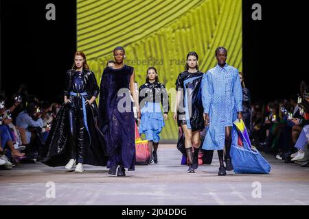 Berlin, Deutschland. 16. März 2022. Berlin Fashion Week: Models präsentieren Kreationen der Designerin Rebekka Ruetz im Kraftwerk Berlin. Quelle: Gerald Matzka/dpa/Alamy Live News Stockfoto