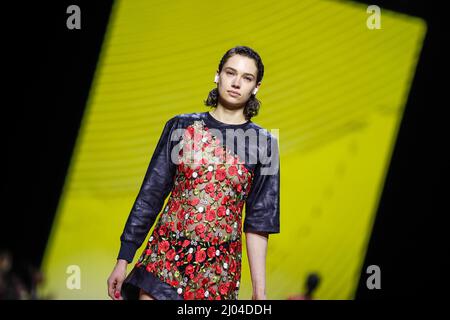 Berlin, Deutschland. 16. März 2022. Berlin Fashion Week: Models präsentieren Kreationen der Designerin Rebekka Ruetz im Kraftwerk Berlin. Quelle: Gerald Matzka/dpa/Alamy Live News Stockfoto