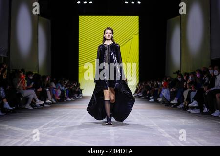 Berlin, Deutschland. 16. März 2022. Berlin Fashion Week: Models präsentieren Kreationen der Designerin Rebekka Ruetz im Kraftwerk Berlin. Quelle: Gerald Matzka/dpa/Alamy Live News Stockfoto