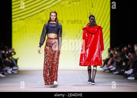 Berlin, Deutschland. 16. März 2022. Berlin Fashion Week: Models präsentieren Kreationen der Designerin Rebekka Ruetz im Kraftwerk Berlin. Quelle: Gerald Matzka/dpa/Alamy Live News Stockfoto