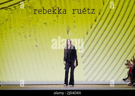 Berlin, Deutschland. 16. März 2022. Berlin Fashion Week: Designerin Rebekka Ruetz ist auf dem Laufsteg bei ihrer Show im Kraftwerk Berlin. Quelle: Gerald Matzka/dpa/Alamy Live News Stockfoto