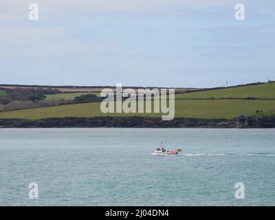 Kleines Fischerboot, das in den Hafen von Padstow entlang der Camel Estuary, Cornwall, Großbritannien, fährt Stockfoto