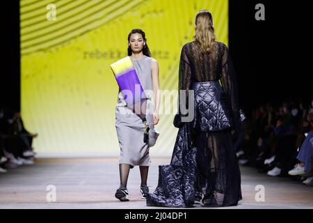 Berlin, Deutschland. 16. März 2022. Berlin Fashion Week: Models präsentieren Kreationen der Designerin Rebekka Ruetz im Kraftwerk Berlin. Quelle: Gerald Matzka/dpa/Alamy Live News Stockfoto