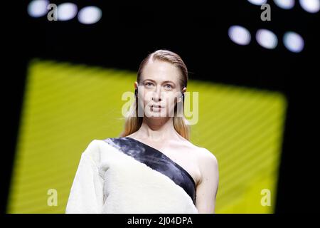 Berlin, Deutschland. 16. März 2022. Berlin Fashion Week: Models präsentieren Kreationen der Designerin Rebekka Ruetz im Kraftwerk Berlin. Quelle: Gerald Matzka/dpa/Alamy Live News Stockfoto