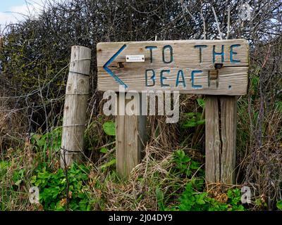 Zum Strandschild, entlang des südwestlichen Küstenweges, der auf Greenway Beach, Polzeath, Cornwall, Großbritannien zeigt Stockfoto