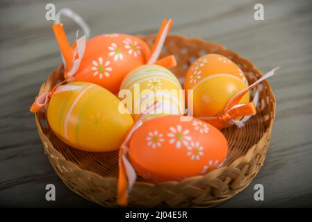 ostereier auf grauem Holzhintergrund Stockfoto