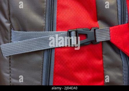 Verschluss auf einem Reiserucksack. Nahaufnahme. Karabiner aus Kunststoff. Stockfoto