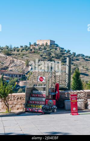 Fliegen Sie nach Toledo, und erleben Sie Abenteuer an der San Martin-Brücke am Eingang zur Altstadt von Toledo Stockfoto