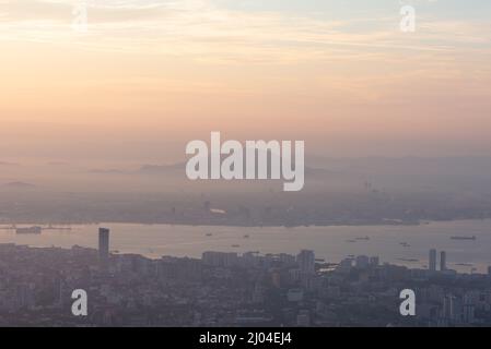 Penang Georgetown und Seberang Perai Blick vom Hügel in der Sunrise Hour Stockfoto