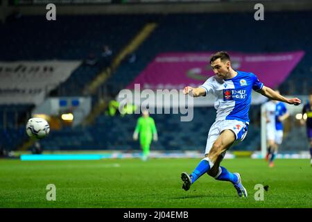 Blackburn, Lancashire, Großbritannien. 15.. März 2022 ; Ewood Park, Blackburn, Lancashire England; EFL Championship Football, Blackburn Rovers versus Preston Derby County; Blackburns Harry Pickering kreuzt in die Region Credit: Action Plus Sports Images/Alamy Live News Stockfoto