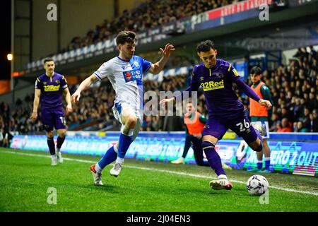 Blackburn, Lancashire, Großbritannien. 15.. März 2022 ; Ewood Park, Blackburn, Lancashire England; EFL Championship Football, Blackburn Rovers versus Preston Derby County; Derby's Lee Buchanan kreuzt in die Gegend Kredit: Action Plus Sports Images/Alamy Live News Stockfoto