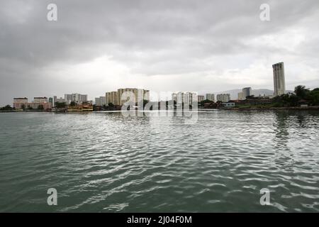 Reflexion von Wohngebäude Wohnung und Eigentumswohnung in der Nähe des Meeres in Georgetown, Penang Stockfoto