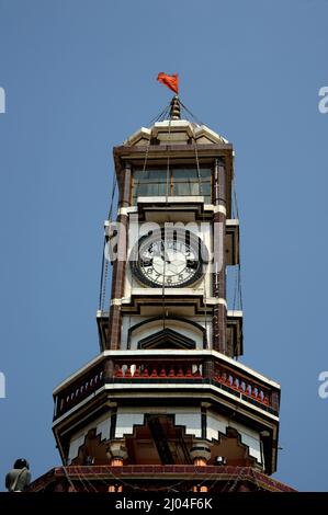 Bhurakhiya; Amreli Bezirk; Gujarat; Indien - 07. Oktober; 2017 sehr alter Uhrenturm am Bhurakhiya Tempel Stockfoto