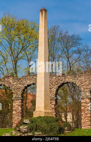 Tolle Nahaufnahme des Obelisken an den künstlichen Ruinen eines römischen Wasseraquädukts im englischen Landschaftsgarten des berühmten Schwetzinger Schlosses... Stockfoto