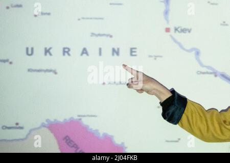 Nahaufnahme der Hand einer Frau, die auf der Karte Osteuropas auf das Land der Ukraine zeigt Stockfoto