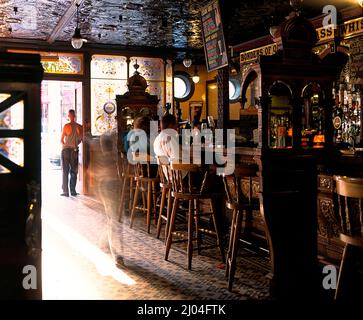 Der National Trust besaß Crown Bar in Belfast, Nordirland Stockfoto