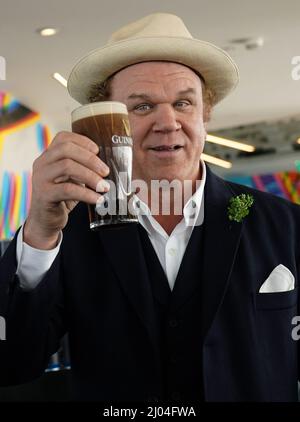 Der amerikanisch-irische Schauspieler John C. Reilly mit einem Pint Guinness goss er während eines Fotoalles für St. Patrick's Festival International in der Gravity Bar im Guinness Storehouse, Dublin. John wird am 17. März bei der nationalen St. Patrick's Day Parade in Dublin auftreten, zusammen mit der paralympischen Goldmedaillenschwimmerin des Grand Marshals Ellen Keane und der olympischen Goldmedaillenboxerin Kellie HarringtonBilddatum: Mittwoch, 16. März 2022. Stockfoto