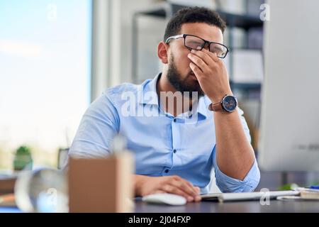 Nicht wieder. Eine kurze Aufnahme eines hübschen jungen Geschäftsmanns, der alleine in seinem Büro sitzt und sich tagsüber gestresst fühlt. Stockfoto
