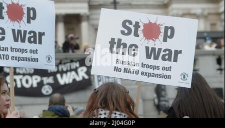 London, Großbritannien - 03 06 2022: Protestler am Trafalgar Square mit einem Schild: ‘Stoppt den Krieg. Russische Truppen Aus. Keine NATO-Erweiterung“, zur Unterstützung der Ukraine. Stockfoto