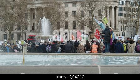 London, Großbritannien - 03 06 2022: Eine Menschenmenge bei einem Protest auf dem Trafalgar Square, mit Fahnen und Schildern, aus Solidarität mit der Ukraine. Stockfoto