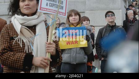 London, Großbritannien - 03 06 2022: Eine Frau protestiert am Trafalgar Square mit einem blau-gelben Schild, ‘Stoppt den Krieg’, für die Menschen in der Ukraine. Stockfoto