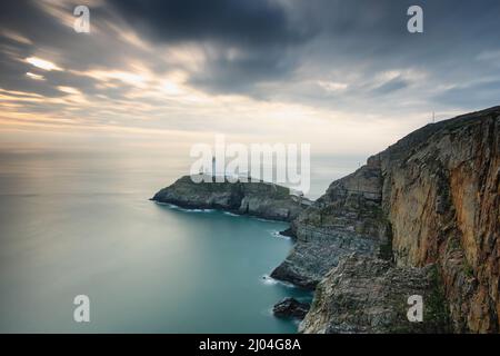 South Stack Lighthouse liegt auf dem Gipfel einer kleinen Insel vor der Nordwestküste von Holy Island, Anglesey, Wales Stockfoto