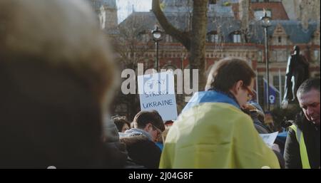 London, Großbritannien - 03 06 2022: Ein Protestler, der ein Schild ‘Stay strong Ukraine’ auf dem Parliament Square hält, um das ukrainische Volk im Krieg zu unterstützen. Stockfoto