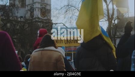 London, Großbritannien - 03 06 2022: Ein Protestant in einer Menschenmenge auf dem Parliament Square mit einem Schild: ‘Wir stehen mit der Ukraine’. Stockfoto