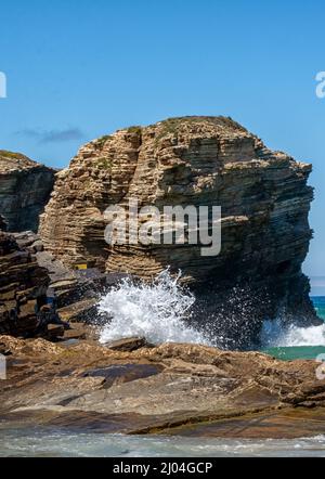 Playa de las Catedrales con formaciones rocosas en Ribadeo, Galicien Stockfoto