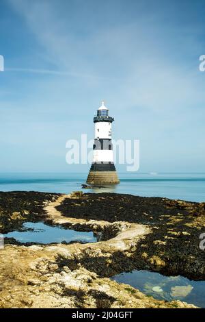 Trwyn Du (oder Penmon) Leuchtturm zwischen Black Point und Puffin Island, markiert den Durchgang zwischen den beiden Inseln. Anglesey Wales Stockfoto