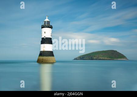 Trwyn Du (oder Penmon) Leuchtturm zwischen Black Point und Puffin Island, markiert den Durchgang zwischen den beiden Inseln. Anglesey Wales Stockfoto