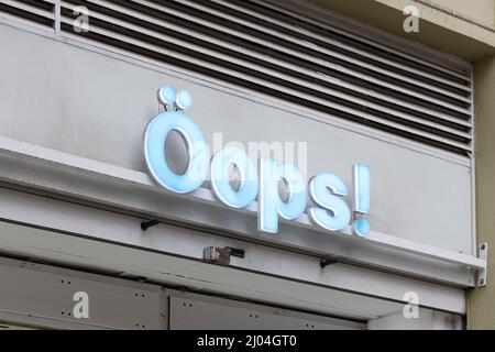 VALENCIA, SPANIEN - 10. MÄRZ 2022: Oops ist ein handwerkliches Eis im gefrorenen Joghurt-Format Stockfoto