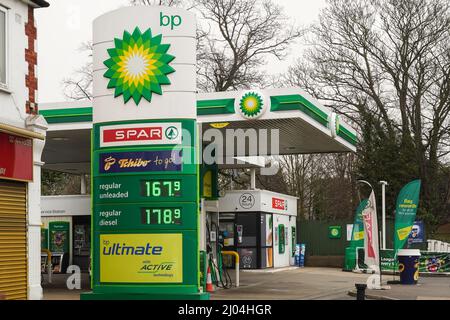 Hornchurch, Essex, Großbritannien. 16. März 2022. Die Kraftstoffpreise sind auf Rekordniveau, da die durchschnittlichen Kosten pro Liter Benzin bei 165P liegen. Quelle: Marcin Rogozinski/Alamy Live News Stockfoto