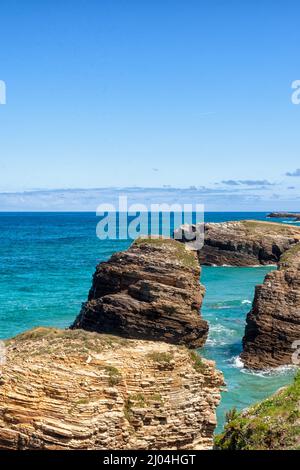 Playa de las Catedrales con formaciones rocosas en Ribadeo, Galicien Stockfoto