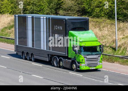 John Lewis & Partners Sattelanhänger mit Waitrose Green Scania P410 LKW-Zugmaschine auf der Autobahn M61 Manchester, Großbritannien Stockfoto