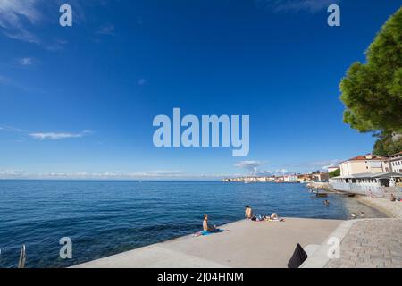 Bild der adria, aufgenommen in Piran, slowenien mit Menschen am Strand. Piran ist eine Stadt im Südwesten Sloweniens am Golf von Piran an der Adri Stockfoto